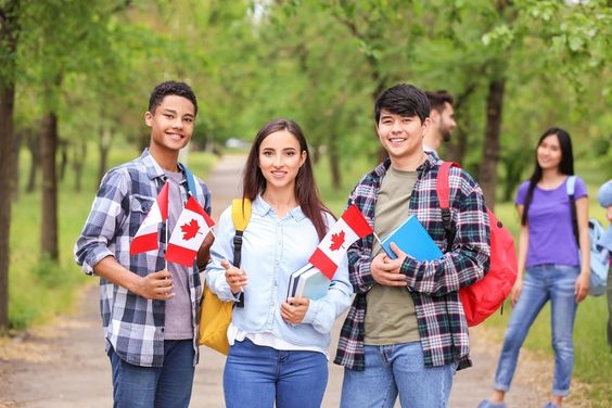 es posible ser residente permanente en Canadá después de los estudios?